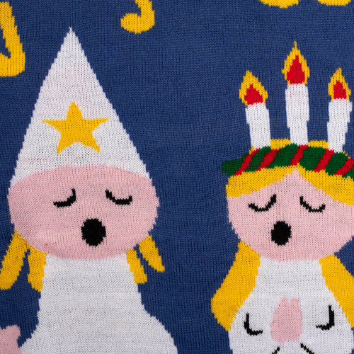 Gestrickter blauer Weihnachtspullover mit Lucia- und Sternenjungen-Motiv von Svenskhusman.