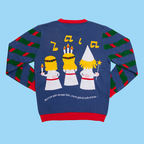 Blauer Weihnachtspullover mit klassischem Lucia-Umzug und Sternenjungen auf dem Rücken von Svenskhusman.
