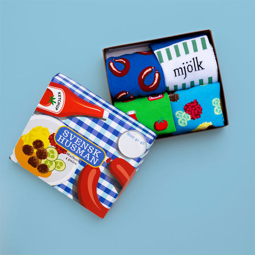 Matbord Box 4-pack med färgglada strumpor föreställande mjölk, falukorv och köttbullar från Svenskhusman.