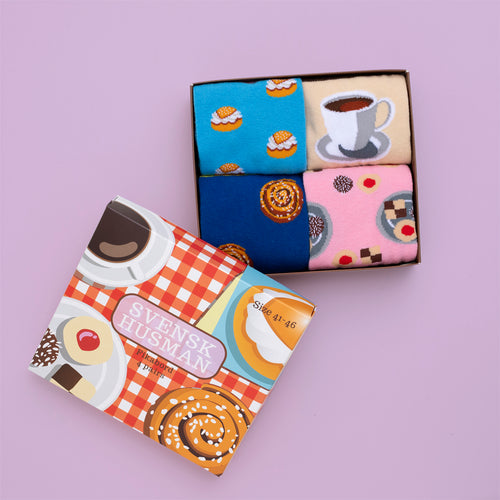 Presentbox Fikabord 4-pack med färgglada strumpor mönstrade med semlor, kanelbullar och kaffe från Svenskhusman.