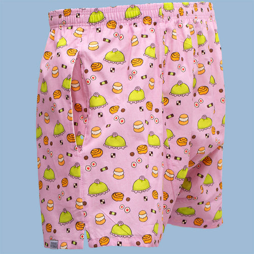 Rosa boxershorts i bomull med fika-mönster av klassiska svenska bakverk från Svenskhusman.