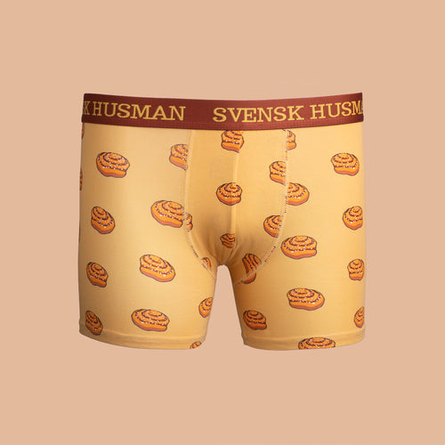 Bruna boxerkalsonger med mönster av kanelbullar och logotyp på resåren - Svenskhusman.