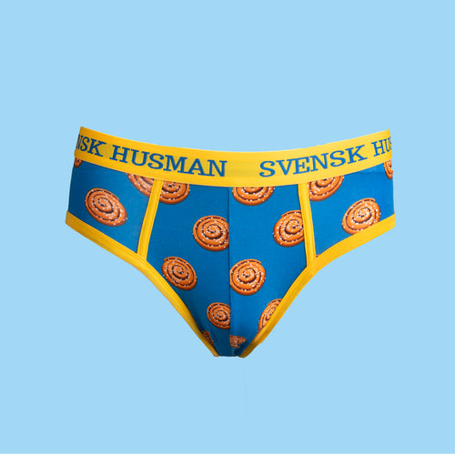 Blå Herr Brief med mönster av runda kanelbullar och gul resår från Svenskhusman.
