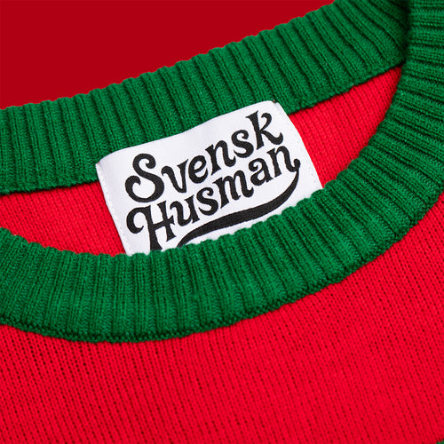 Nackenetikett an einem rot-grünen gestrickten Weihnachtspullover SAY MAMA von Svenskhusman.