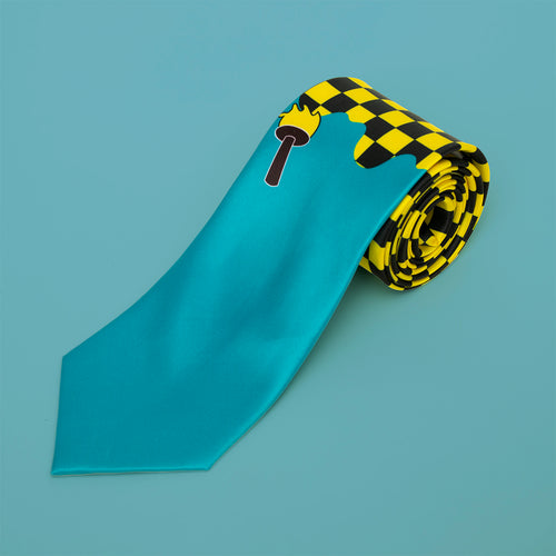 Turkos slips i polyester med gult och svart rutmönster samt motivet Sån färg skulle man ha från Svenskhusman.
