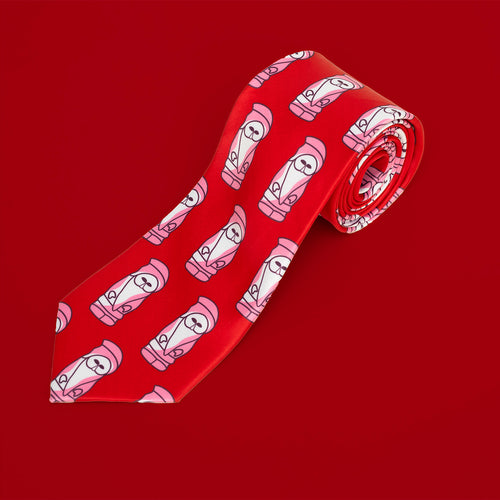 Röd slips med rosa juleskumsmönster i polyester, rullad mot en röd bakgrund från Svenskhusman.