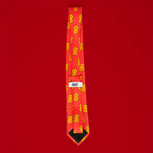 Röd slips med mönster av gula lussebullar från Svenskhusman, en festlig julaccessoar i polyester.