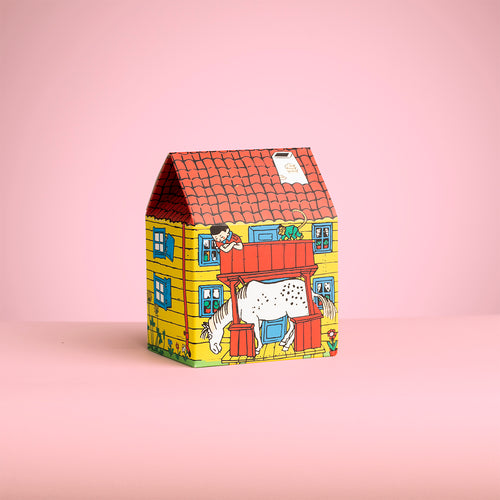 Färgglad presentbox formad som Villa Villekulla för Pippi Långstrump barnstrumpor på rosa bakgrund.