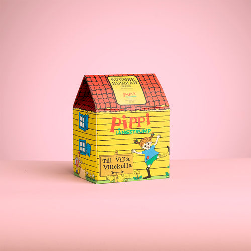 Gul presentbox formad som Villa Villekulla för Pippi Långstrump barnstrumpor från Svenskhusman.