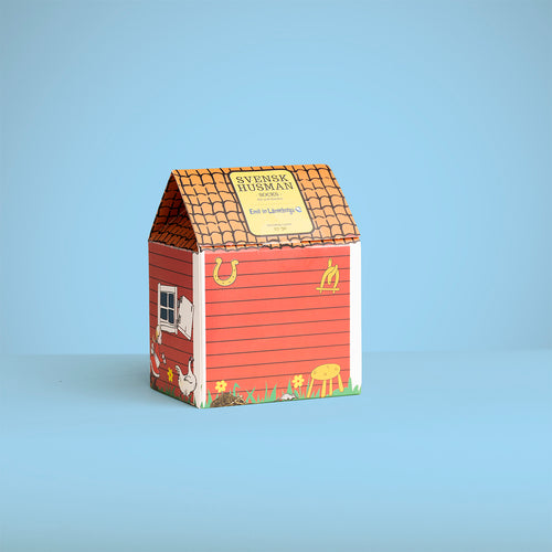 Röd presentbox formad som en klassisk snickerboa för Emil i Lönneberga barnstrumpor från Svenskhusman.