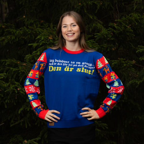 Blå jultröja för dam med motivet "Jag behöver ta en grogg" i skogsmiljö från Svenskhusman.