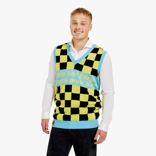 Stickad herrväst i gul- och svartrutigt mönster med texten Sån där färg från Svenskhusman.