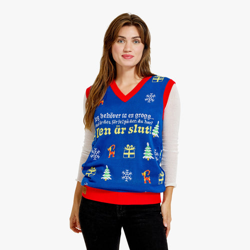 Blå stickad julväst för dam med texten ”Jag behöver ta en grogg” och julmotiv från Svenskhusman.