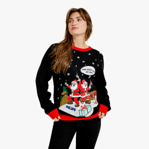 Svart jultröja för dam med lekfullt tomtmotiv och texten Han e lugn sa jag från Svenskhusman.