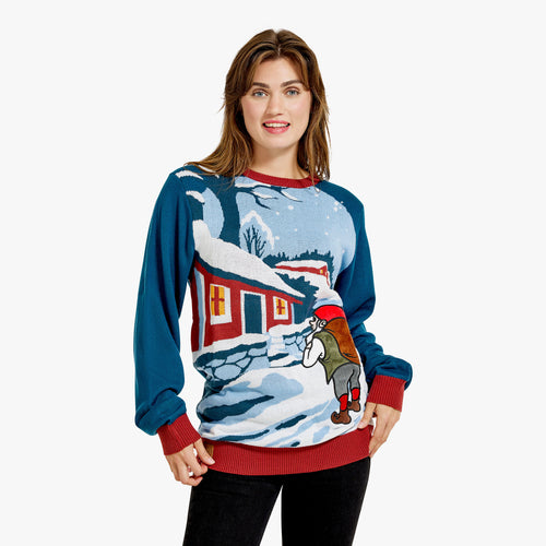 Blå stickad jultröja för dam med motiv av en gårdstomte i ett vintrigt landskap från Svenskhusman.