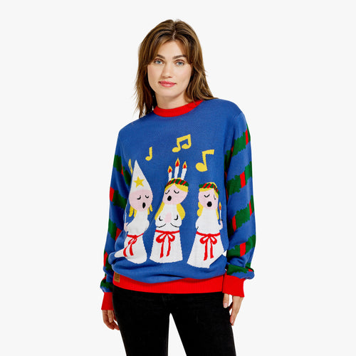 Blå stickad jultröja med Lucia-motiv och röda detaljer bärs av en kvinna från Svenskhusman.