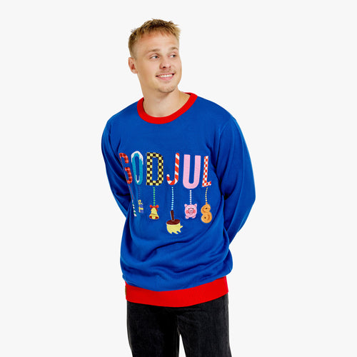 Blauer Weihnachtspullover für Herren mit „God Jul“-Schriftzug und hängendem Weihnachtsschmuck von Svenskhusman.