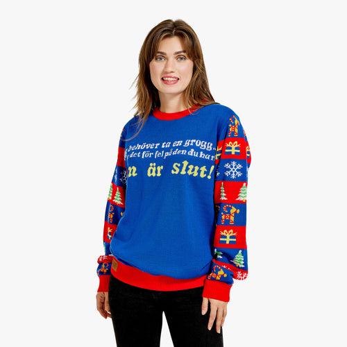 Blå jultröja för dam med texten Jag behöver ta en grogg och röda detaljer från Svenskhusman.