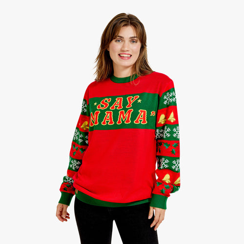 Röd och grön stickad jultröja för dam med texten "SAY MAMA" från Svenskhusman.