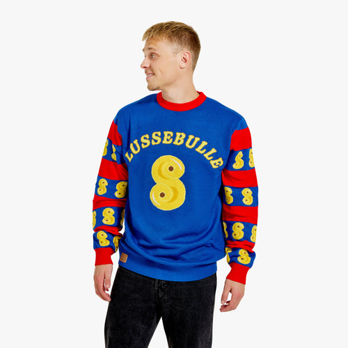 Blå stickad jultröja för herrar med lussebullemotiv och röda ränder från Svenskhusman.