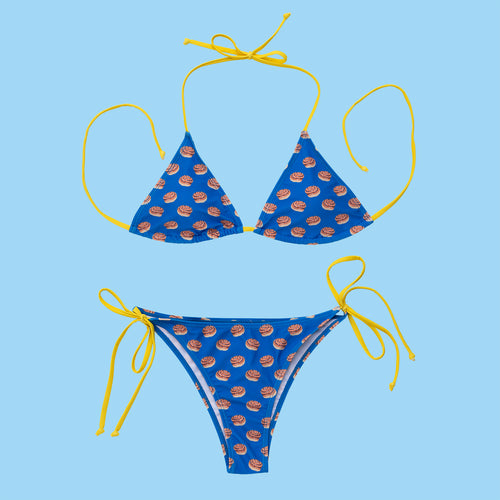 Blå trekantsbikini med gula knytband och mönster av kanelbullar från Svenskhusman.