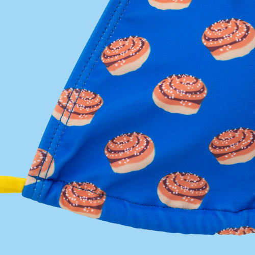 Blå trekantsbikini dekorerad med ett mönster av kanelbullar från Svenskhusman.