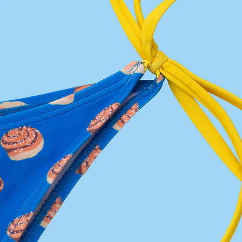 Blå trekantsbikini med kanelbullemönster och gula band från Svenskhusman.