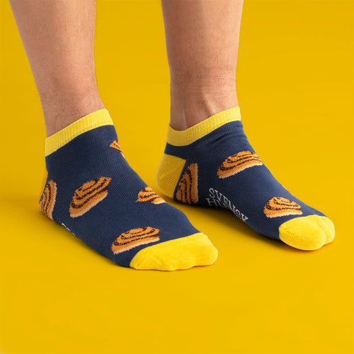 Blå sneakersstrumpor mönstrade med kanelbullar och gula detaljer från Svenskhusman.