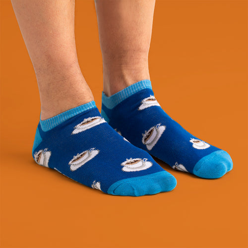 Blå sneakersstrumpor i bomull med mönster av kaffekoppar på fötter från Svenskhusman.