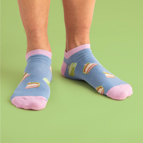 Ljusblå sneakersstrumpor mönstrade med prinsesstårtor och rosa detaljer från Svenskhusman.