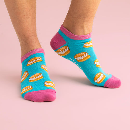Turkosa sneakersstrumpor med rosa detaljer och mönster av semlor från Svenskhusman.