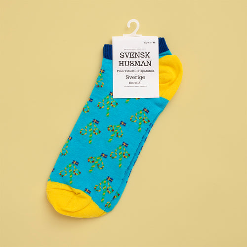 Ljusblå sneakersstrumpor med mönster av midsommarstänger och gula detaljer - Svenskhusman