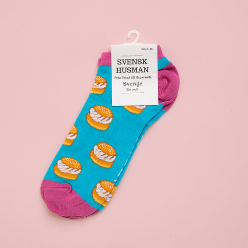 Turkos sneakersstrumpor med mönster av klassiska semlor och rosa detaljer på tå och häl från Svenskhusman.