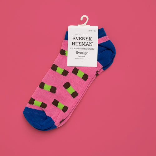 Rosa sneakersstrumpor med mönster av dammsugare och blå detaljer - Svenskhusman