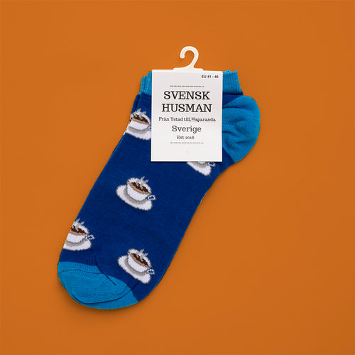 Blå mönstrade sneakersstrumpor med vita kaffekoppar och ljusblå detaljer från Svenskhusman.