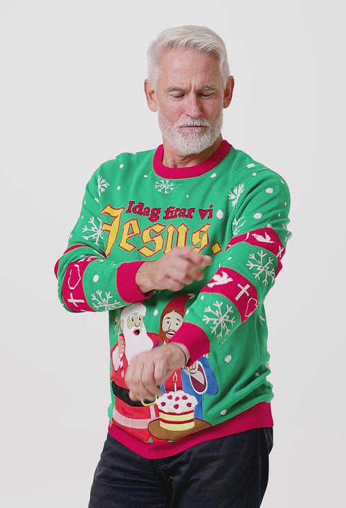 Grön stickad jultröja för herr med motiv av Tomten, Jesus och texten Idag firar vi Jesus från Svenskhusman.