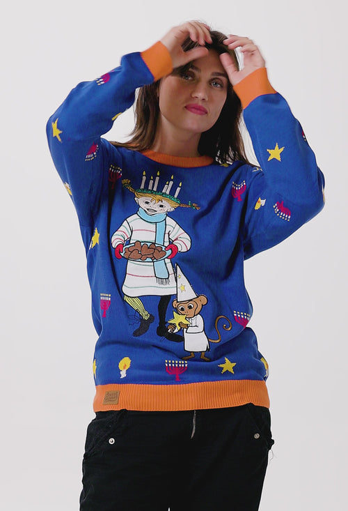 Blå jultröja för dam med Pippi Långstrump som lucia och orangea detaljer från Svenskhusman.