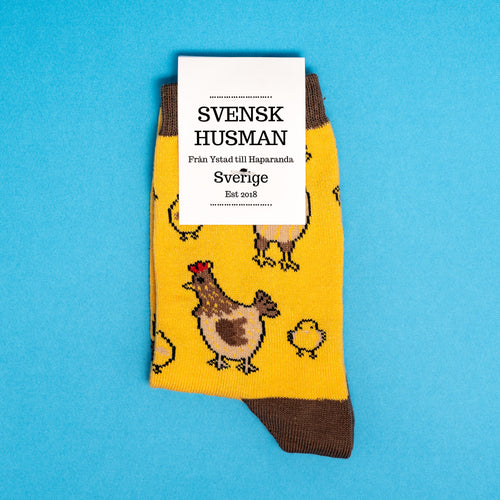 Gula barnstrumpor i bomull dekorerade med bruna hönor och påskkycklingar från Svenskhusman.