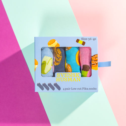 Ljusblå Sommarfika Gift Box med fyra par mönstrade sneakersstrumpor med fikamotiv från Svenskhusman.