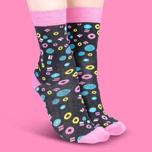 Svarta Allsorts-strumpor med färgglad lakritskonfekt och rosa muddar, Svenskhusman.