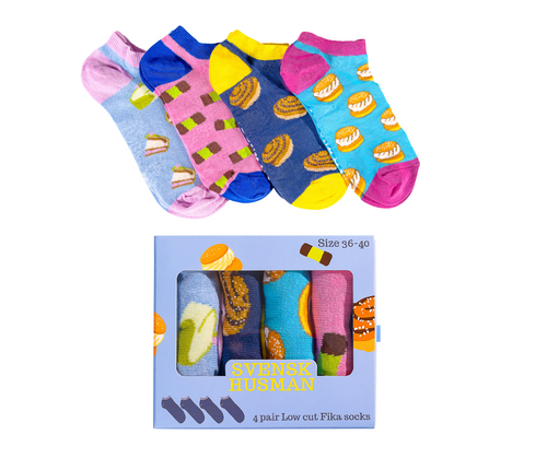 Sommarfika sneakers Gift Box 4-pack med mönstrade ankelstrumpor i en ljusblå box från Svenskhusman.