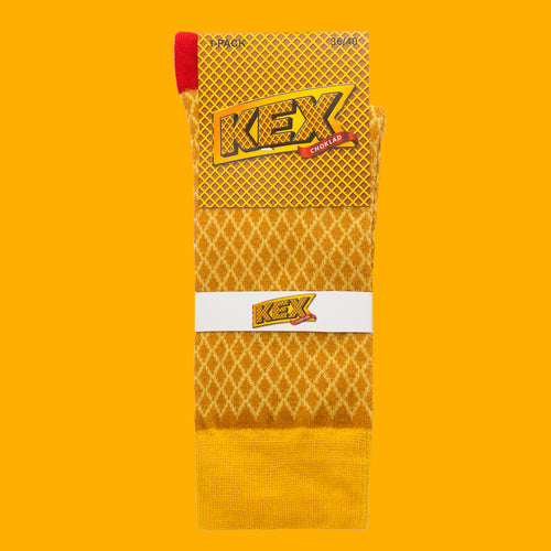 Gula Kexchoklad-strumpor med ikoniskt rutmönster på en gul bakgrund från Svenskhusman.