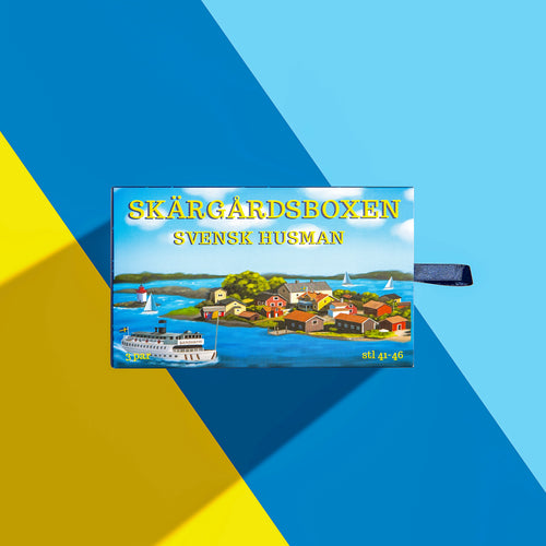 Presentboxen Skärgården från Svenskhusman med skärgårdsmotiv på en blå och gul bakgrund.