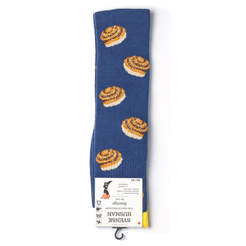 Blå stödstrumpor med kanelbullemönster från Svenskhusman, presenterade i sin produktförpackning.
