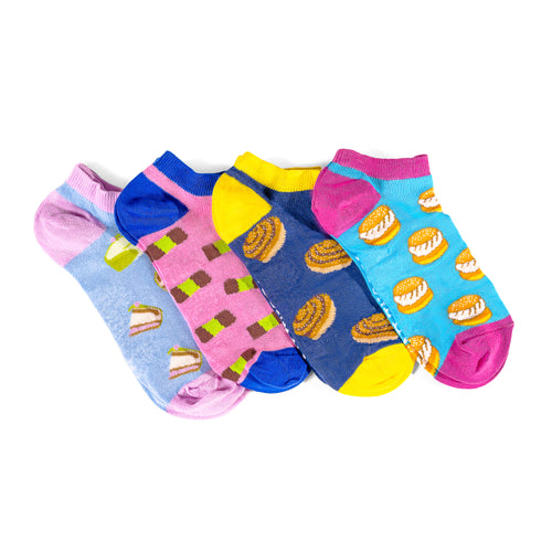 Färgglada sneakersstrumpor i 4-pack med mönster av semla, kanelbulle och dammsugare från Svenskhusman.