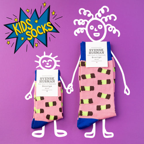 Rosa Kindersocken mit Staubsauger-Muster auf lila Hintergrund von Svenskhusman.