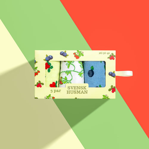 Svenska Bär Gift Box 3-pack med strumpor i mönster av blåbär, lingon och jordgubbar från Svenskhusman.